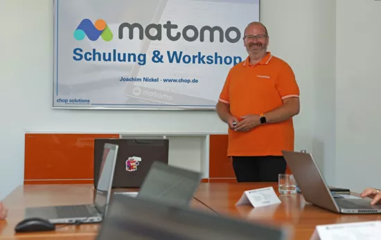 Joachim Nickel präsentiert bei einem Präsenzworkshop vor einem Teilnehmer